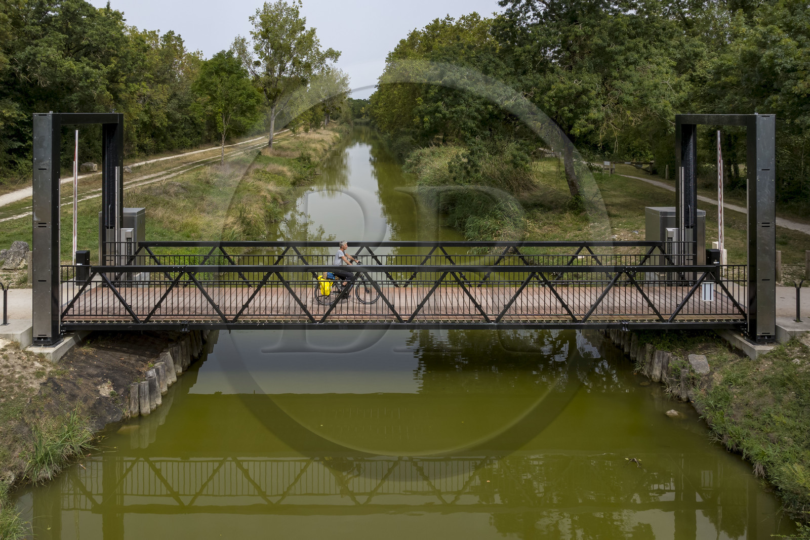 France, Charente-Maritime (17), Echillais, cycliste traversant la passerelle levante qui enjambe le canal Charente-Seudre (canal de la Bridoire) (vue aérienne)