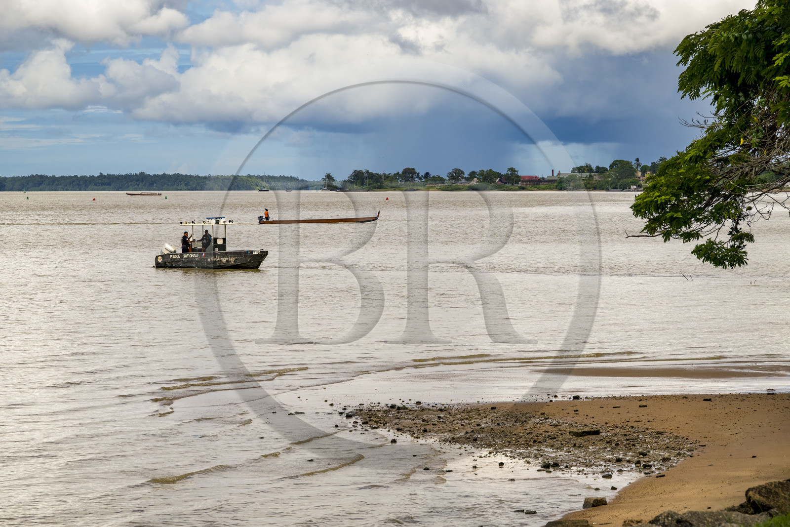 France, Guyane, Saint-Laurent-du-Maroni, bateau de la police nationale et pirogue sur le fleuve Maroni, frontière naturelle avec le Suriname en arrière plan