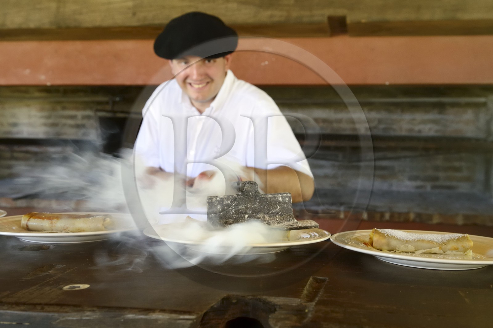 Argentine, province de Buenos Aires, San Antonio de Areco, estancia La Bamba de Areco, touche finale sur les crèpes