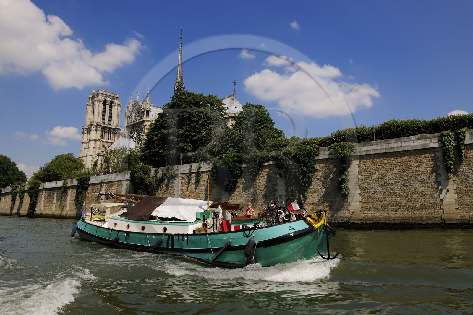 France, Paris (75), Ile de la Cité, une péniche passant devant la cathédrale Notre-Dame