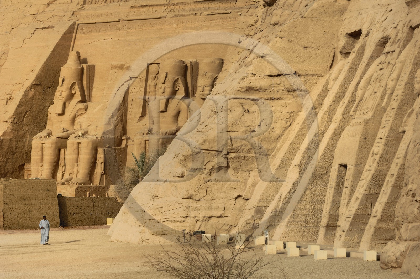 Egypte, Haute Egypte, Nubie, Abou Simbel, site classé Patrimoine Mondial de l'UNESCO, le temple de Ramsès II en arrière plan et le temple de Nefertari dédié à la déesse Hathor à droite