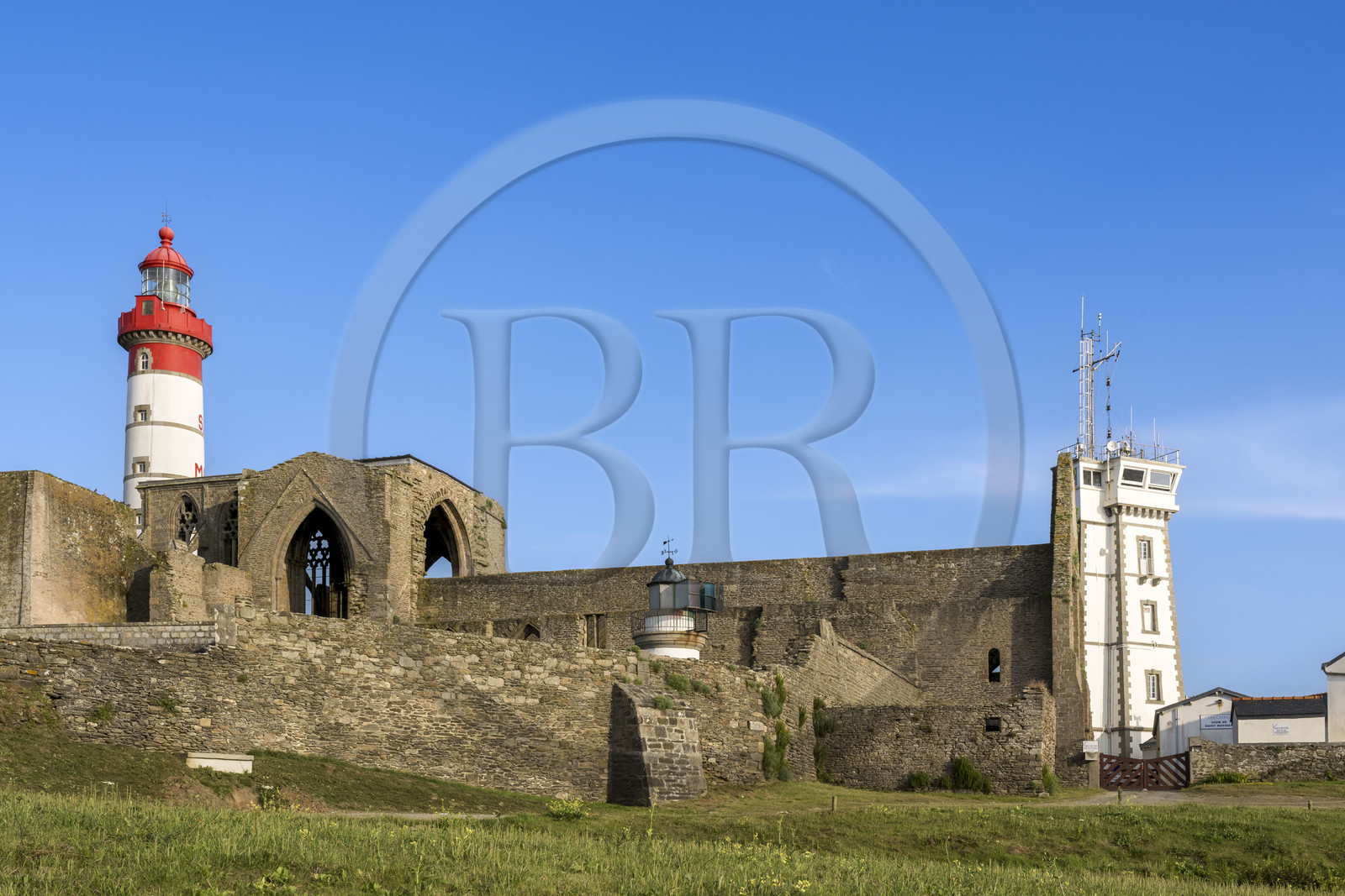 France, Finistère (29), Plougonvelin, la Pointe de Saint-Mathieu, départ du Chemin de Saint-Jacques de Compostelle, le Phare de Saint-Mathieu construit en 1835, l'abbaye Saint-Mathieu de Fine-Terre et le sémaphore de 1906