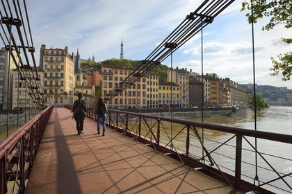 France, Rhône (69), Lyon, site historique classé Patrimoine Mondial de l'UNESCO, quai Bondy et la passerelle Saint Vincent sur la Saône