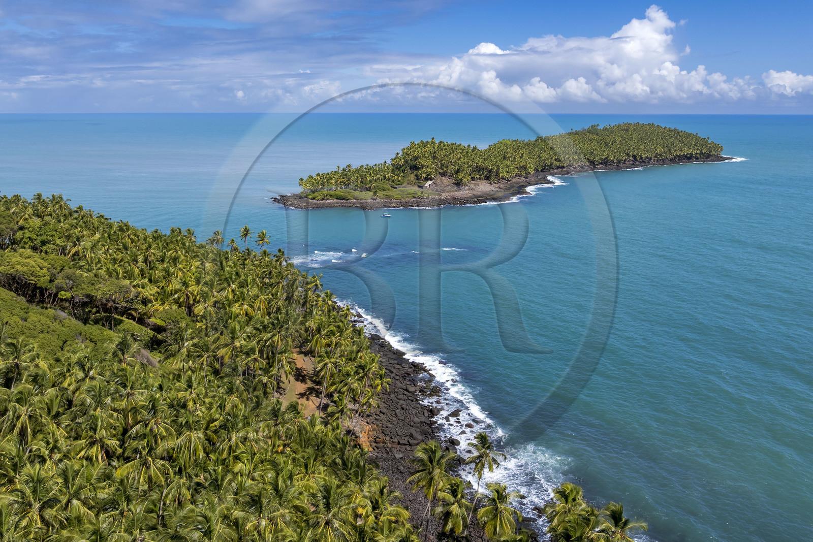 France, Guyane, Kourou, Iles du Salut, l'Ile du Diable en face de l'Ile Royale a servi de bagne aux prisonniers politiques dont Alfred Dreyfus (vue aérienne)
