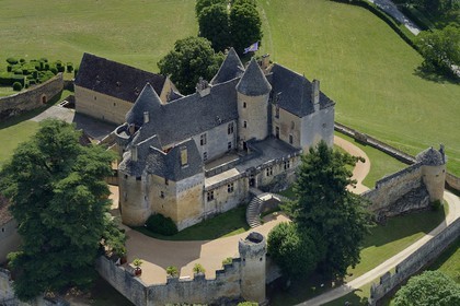 France, Dordogne (24), Périgord Noir, vallée de la Dordogne, Sainte-Mondane, le chateau de Fénelon (vue aérienne)