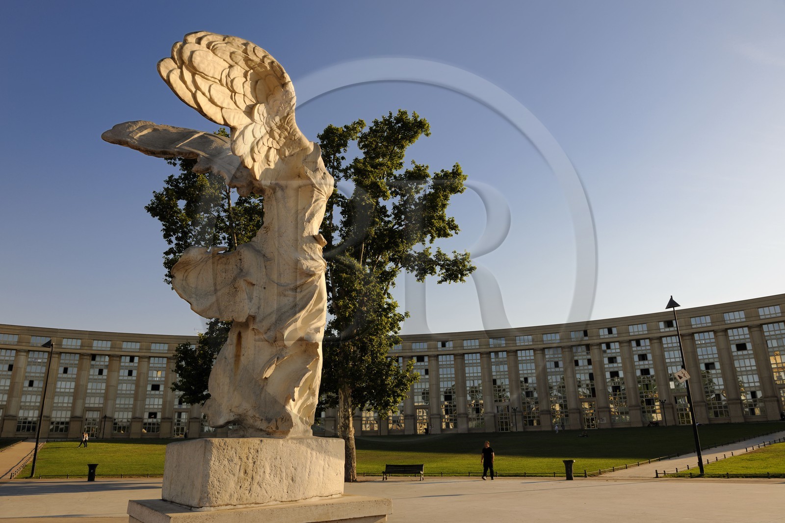 France, Hérault (34), Montpellier, quartier Antigone, Esplanade de l' Europe de l' architecte Ricardo Bofill et la réplique de la Victoire de Samothrace