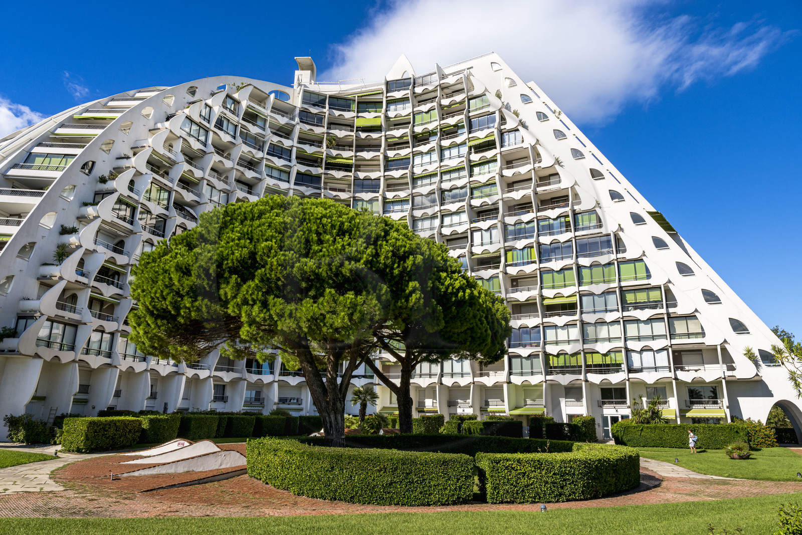 France, Hérault (34), La Grande-Motte, labellisé patrimoine du XXème siècle, La Grande Pyramide construite en 1974 par les architectes Jean Balladur et Jean-Bernard Tostivint, cet immeuble phare pour le port de la station Balnéaire domine toute la ville, forme un plan en Y incurvé et abrite un hôtel et des appartements