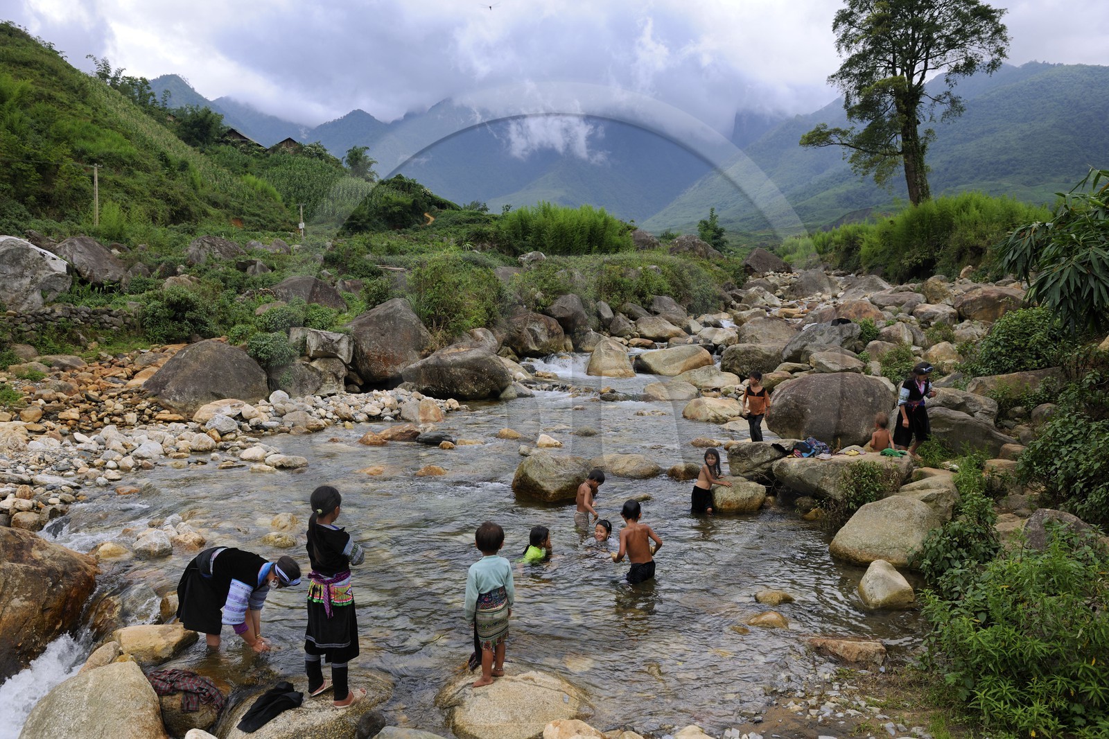 Vietnam, Lao Cai province, North-West Sapa district, Mong Xoa village from the Blue Hmong minority, children play and wash in the river