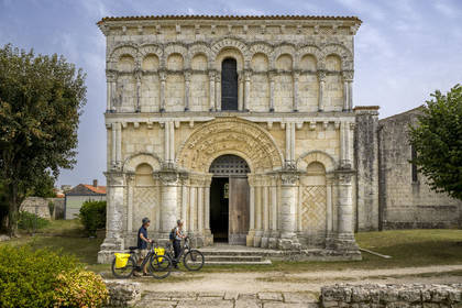 France, Charente-Maritime (17), Echillais, cyclistes faisant la véloroute devant l'église romane Notre-Dame du XIIe siècle classée monument historique
