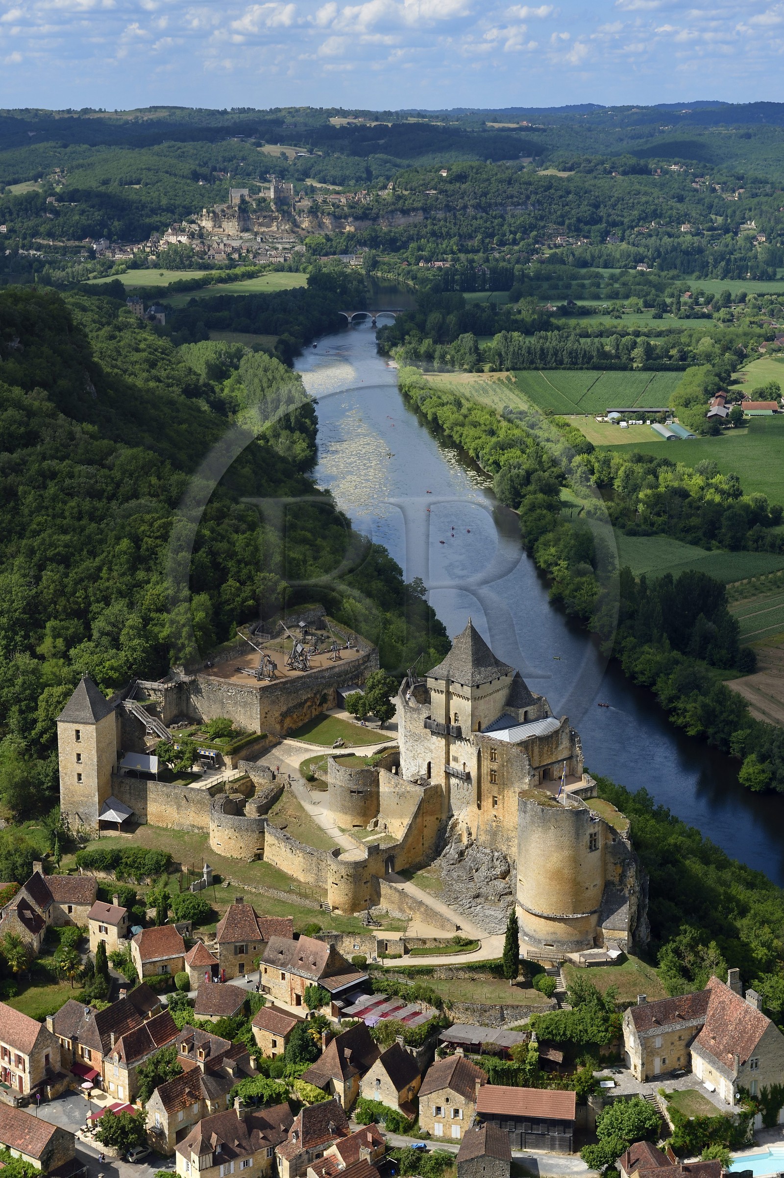 France, Dordogne (24), Périgord Noir, vallée de la Dordogne, Castelnaud-la-Chapelle labellisé Les Plus Beaux Villages de France, le château de Castelnaud-la-Chapelle sur un éperon rocheux au dessus de la rivière Dordogne (vue aérienne)