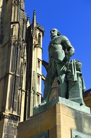 France, Moselle (57), Metz, la place d'Armes, statue du maréchal Fabert devant la cathédrale Saint-Etienne en pierre de Jaumont