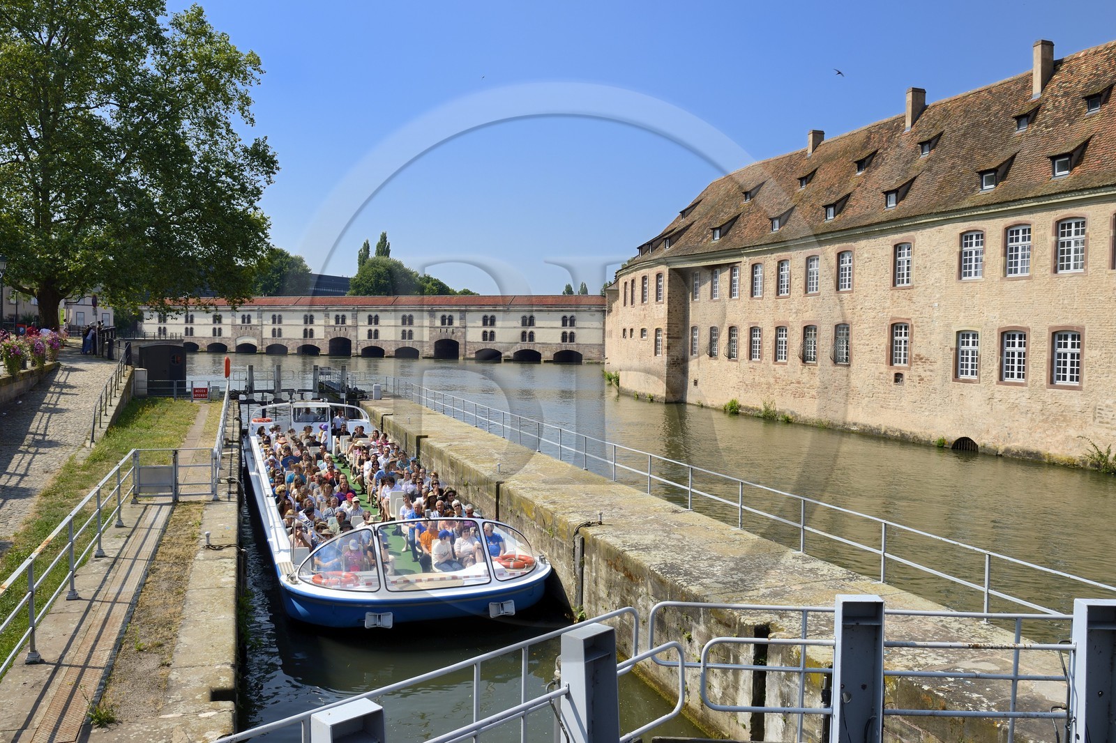 France, Bas Rhin (67), Strasbourg, vieille ville classée au Patrimoine Mondial de l'UNESCO, quartier de la Petite France, le barrage Vauban et l'ENA dans l'ancienne prison pour femmes à droite