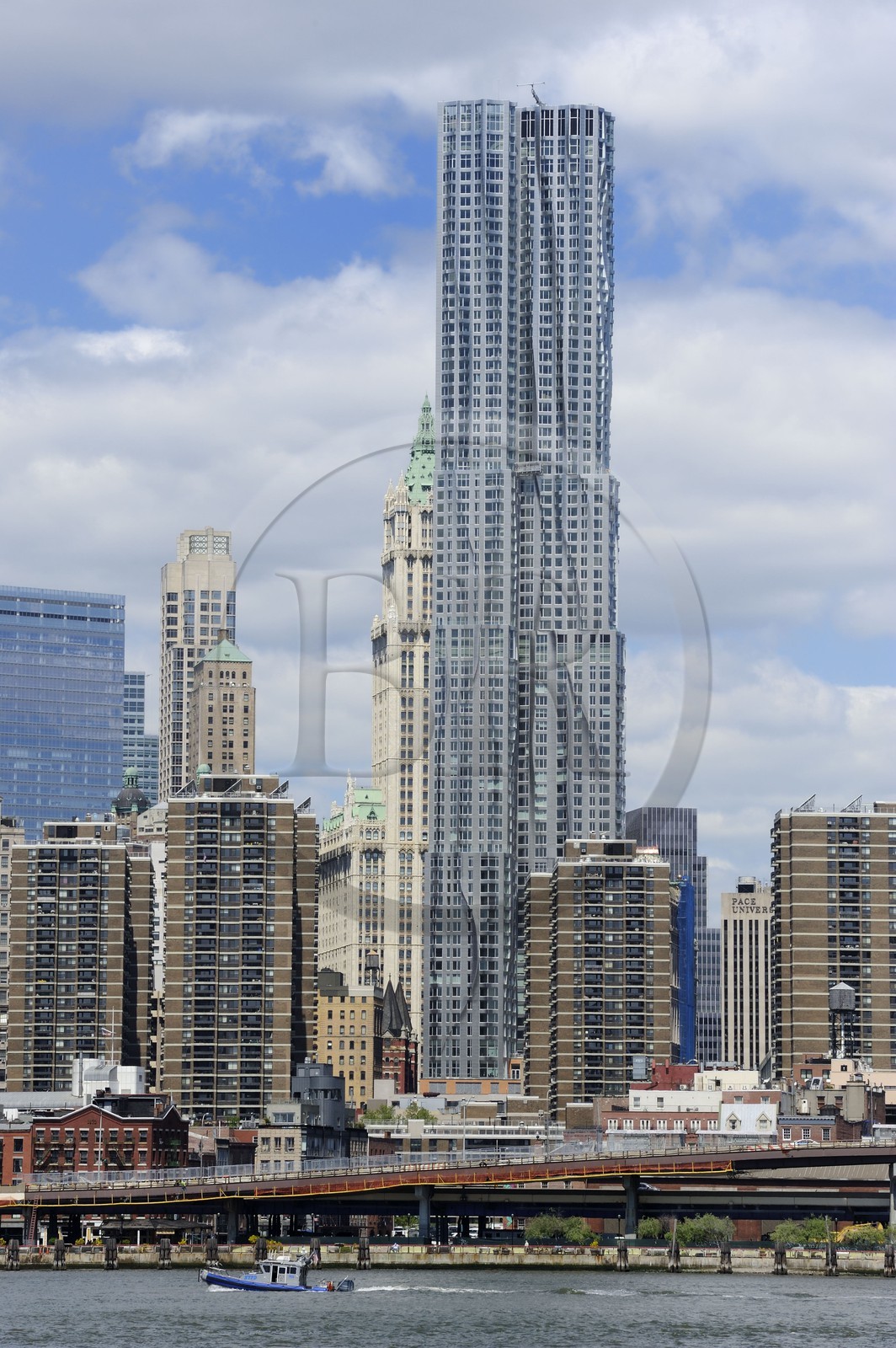 Etats-Unis, New York, Beekman Tower de l'architecte Frank Gehry vue depuis l'East River