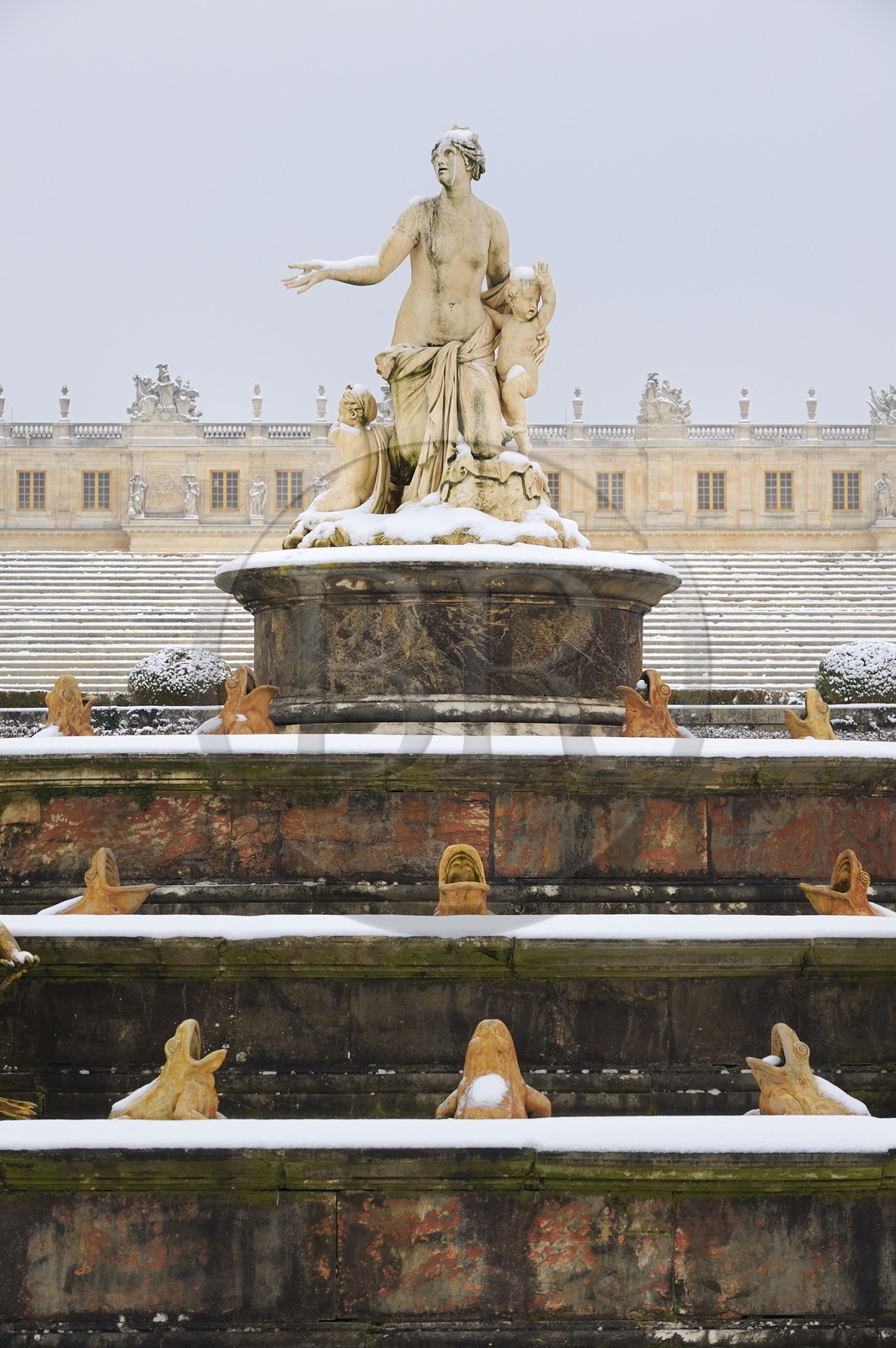 France, Yvelines (78), parc du château de Versailles sous la neige, classé Patrimoine Mondial de l'UNESCO, le Bassin de Latone