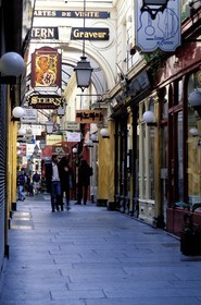 France, Paris (75), Passage des Panoramas qui débouche sur le boulevard Montmartre