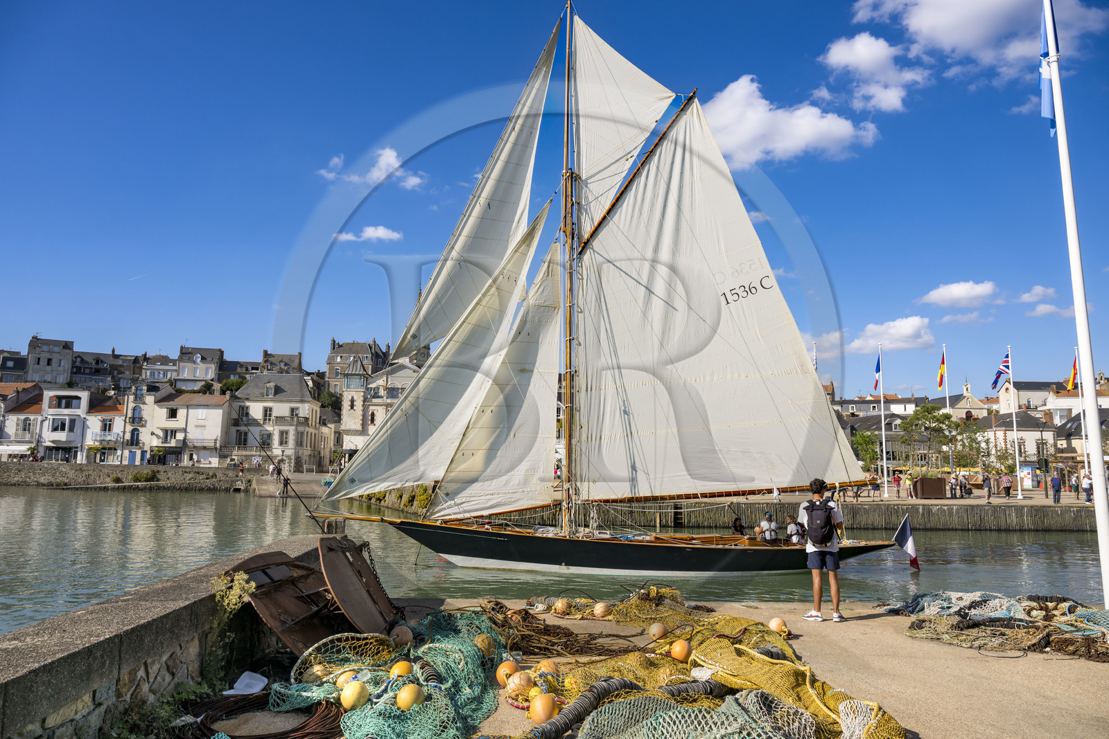 France, Loire-Atlantique (44), Pornic, le voilier Pen Duick quittant le port sous voile