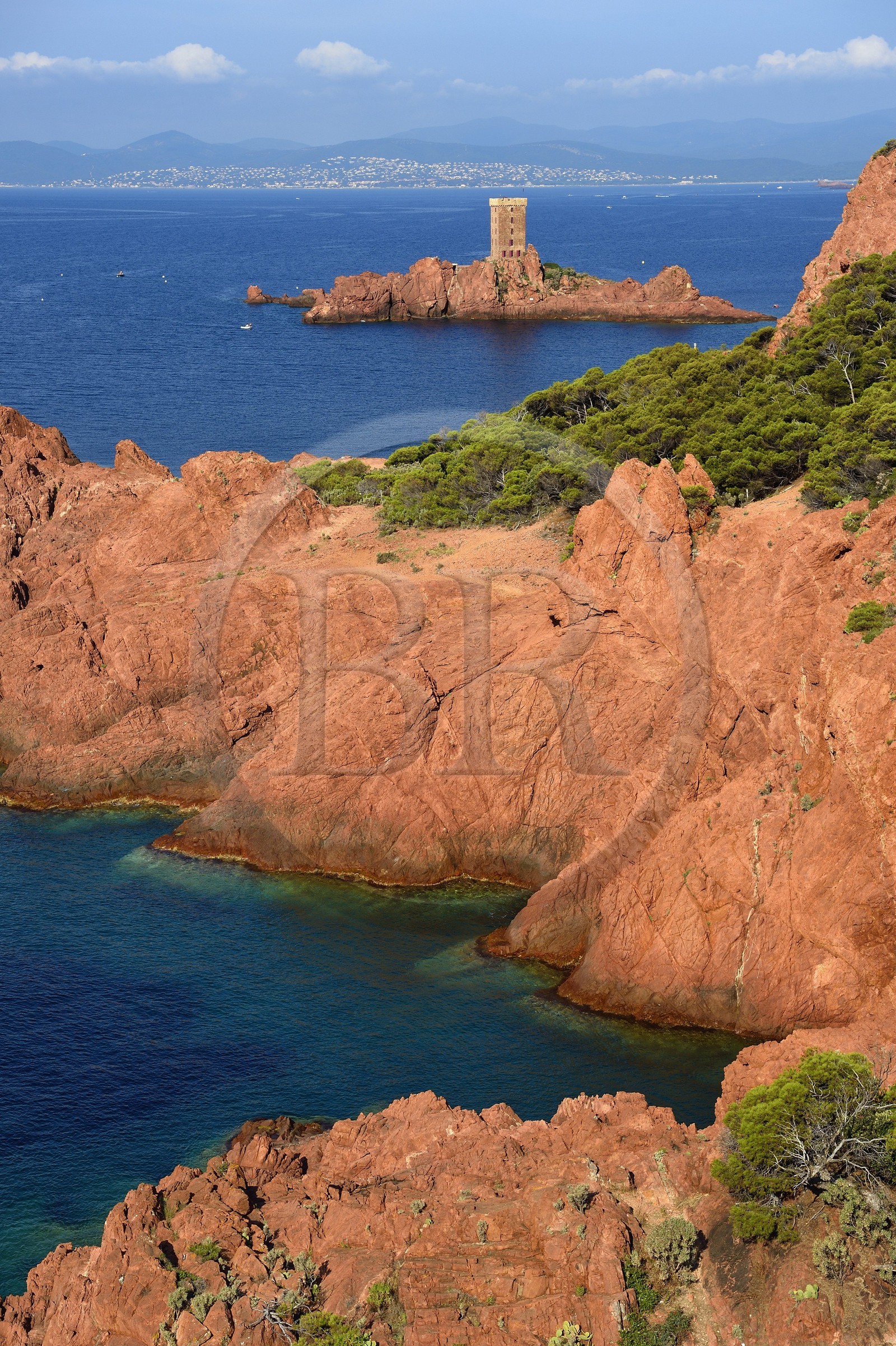 France, Var, Agay area next to Saint-Raphael, Massif de l'Esterel (Esterel Massif), the Corniche d'Or, the ile d'Or island tower next to the Dramont cape
