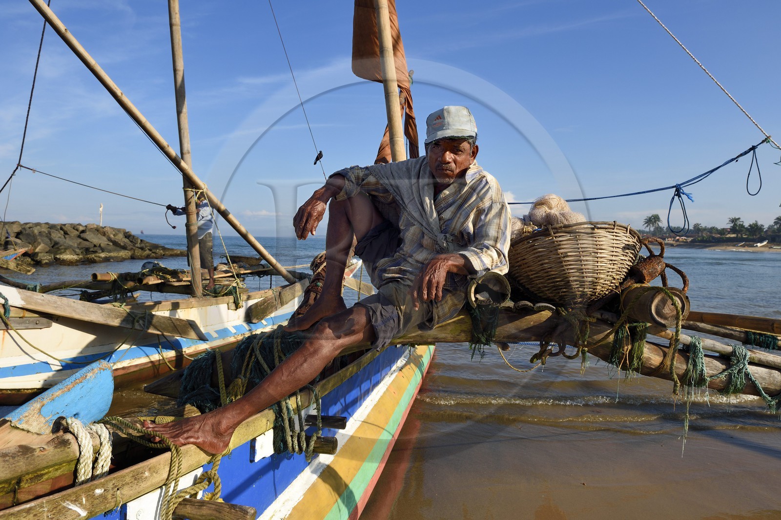 Sri Lanka, Province de l'Ouest, Negombo, pecheur sur son catamaran traditionnel après la peche du matin, sur la plage de Porathota