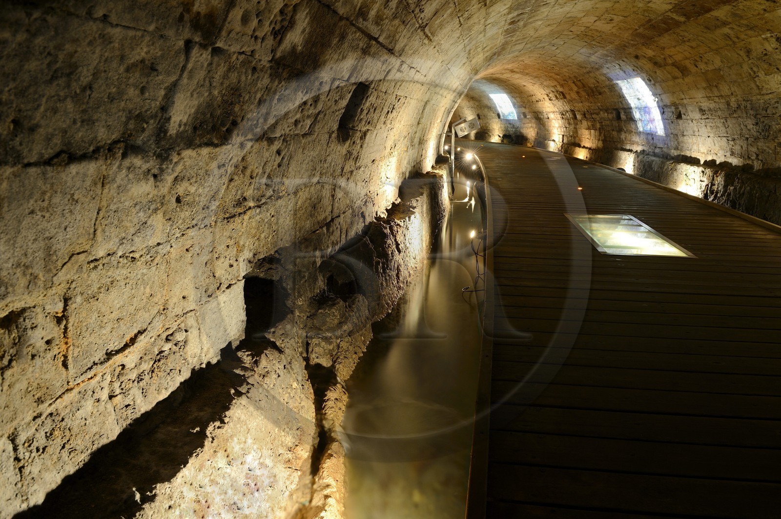 Israel, district Nord, Galilée, Acre (Akko), vieille ville, classée Patrimoine Mondial de l'UNESCO, le tunnel des Templiers long de 350 de long mène du Palais Templiers qui a été détruit en 1921 jusqu'au port d'Acre à l'est, il a été construit à la fin du 12ème siècle mais seulement découvert en 1994