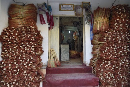 Iran, province d'Ispahan, Ispahan, Bazar-e Bozorg (Grand Bazar), immense bazar couvert qui remonte à près de 1300 ans, magasin de balais fabriqués à la main