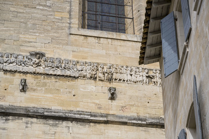 France (30), Gard, Beaucaire, collégiale collégiale Notre-Dame des Pommiers, frise romane (12e-13e siècle), incorporée au sein du mur Est du clocher, seul vestige de l'ancienne église romane