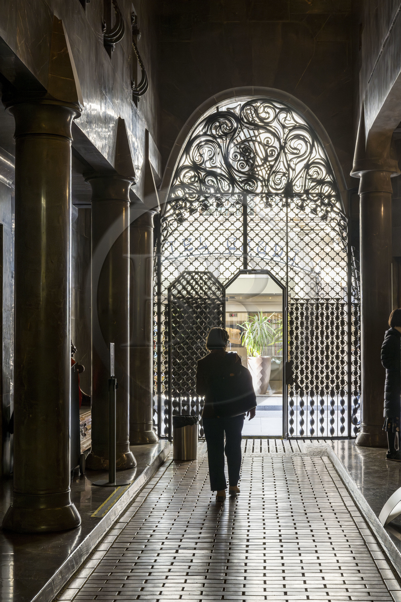 Espagne, Catalogne, Barcelone, le Palais Güell (Palau Güell) construit entre 1886 et 1891 et réalisé par l'architecte du modernisme catalan Antoni Gaudi, site classé au Patrimoine Mondial de l'UNESCO, une des deux portes cochères à voûtes paraboliques ornées de grilles en fer forgé aux dessins complexes