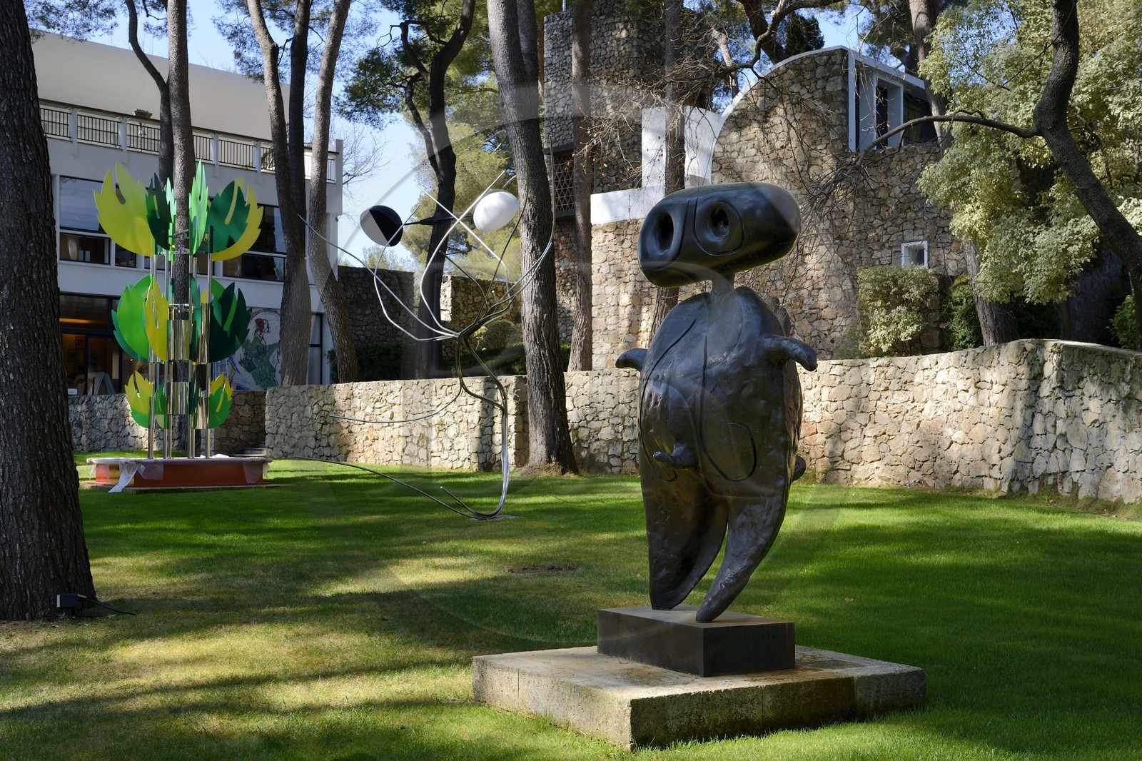 France, Alpes-Maritimes (06), Saint Paul de Vence, Fondation Maeght de l’architecte catalan Josep Lluis Sert, musée d'art contemporain, sculpture Personnage (1970) de Joan Miro dans le jardin de sculptures