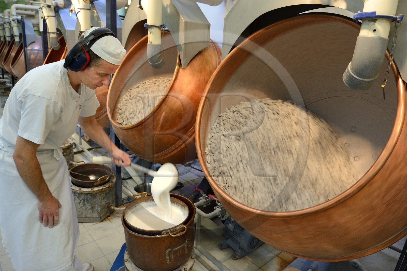 France, Meuse (55), Verdun, usine de dragées Braquier, gommage des amandes, opération ayant pour but de recouvrir les amandes d'un film et d'empêcher l'huile de migrer vers l'extérieur