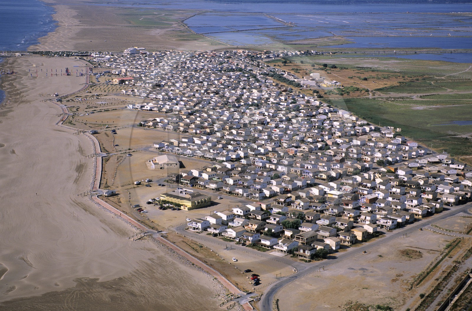 France, Aude (11), village de Gruissan-Plage est composé de maisons bâtis sur pilotis et lieux de tournage du mythique 37°2 le matin de Beinex (vue aérienne)