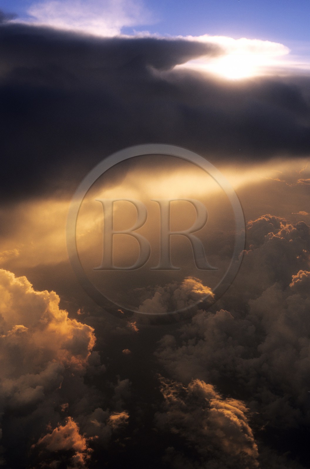 Thaïlande, nuages dans les lumières du couchant (vue aérienne)