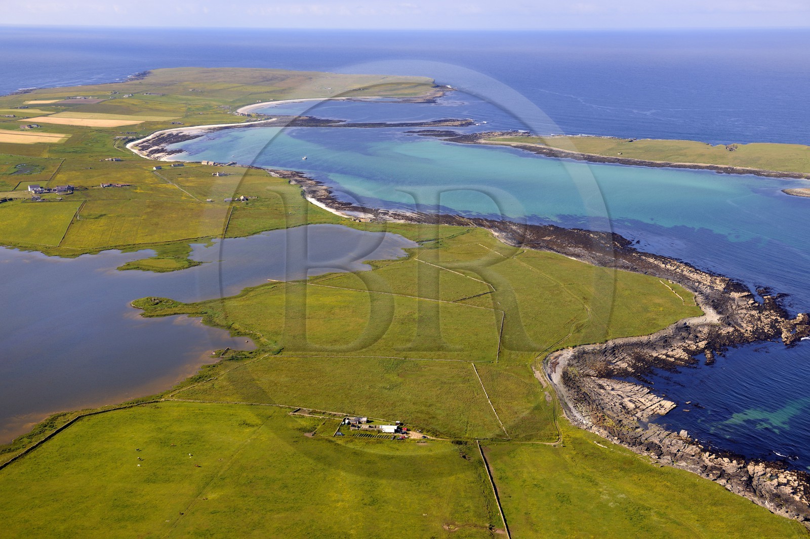 Royaume-Uni, Ecosse, Iles Orcades, Ile de Papa Westray, champs et fermes éparses sur cette toute petite île (environ 9 km²) (vue aérienne)