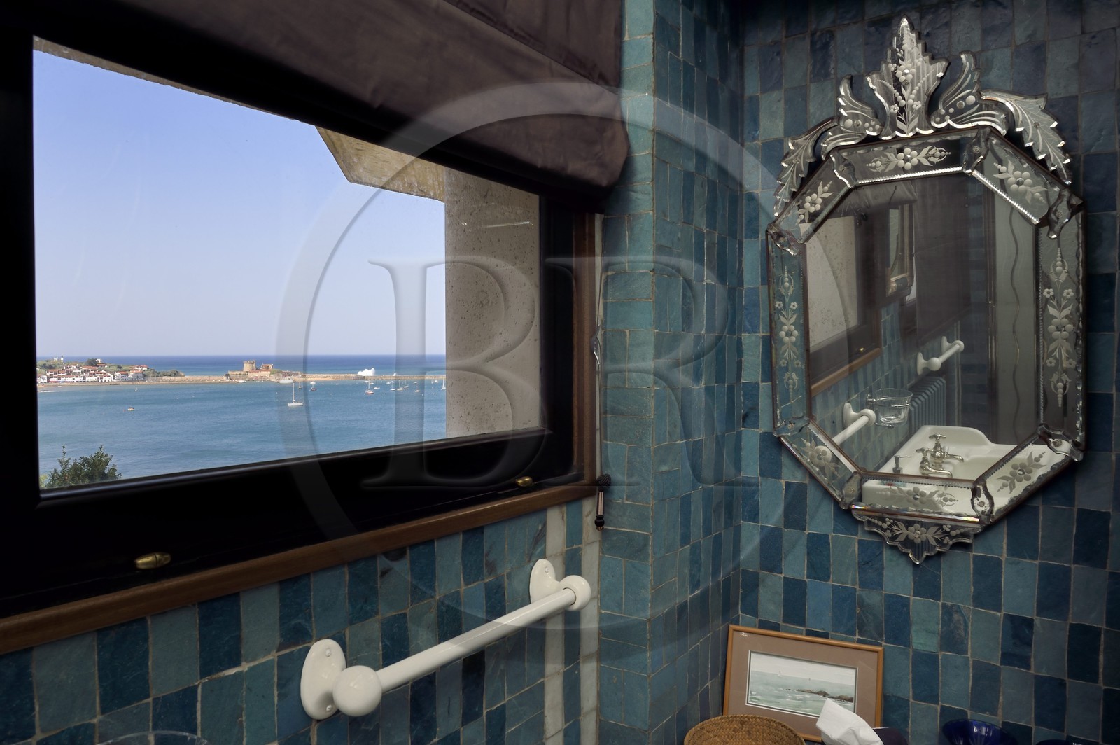 France, Pyrénées-Atlantiques (64), la côte du Pays-Basque, Ciboure, la Villa Art déco Leihorra dessiné par l'architecte Joseph Hiriart 1926, la salle de bain