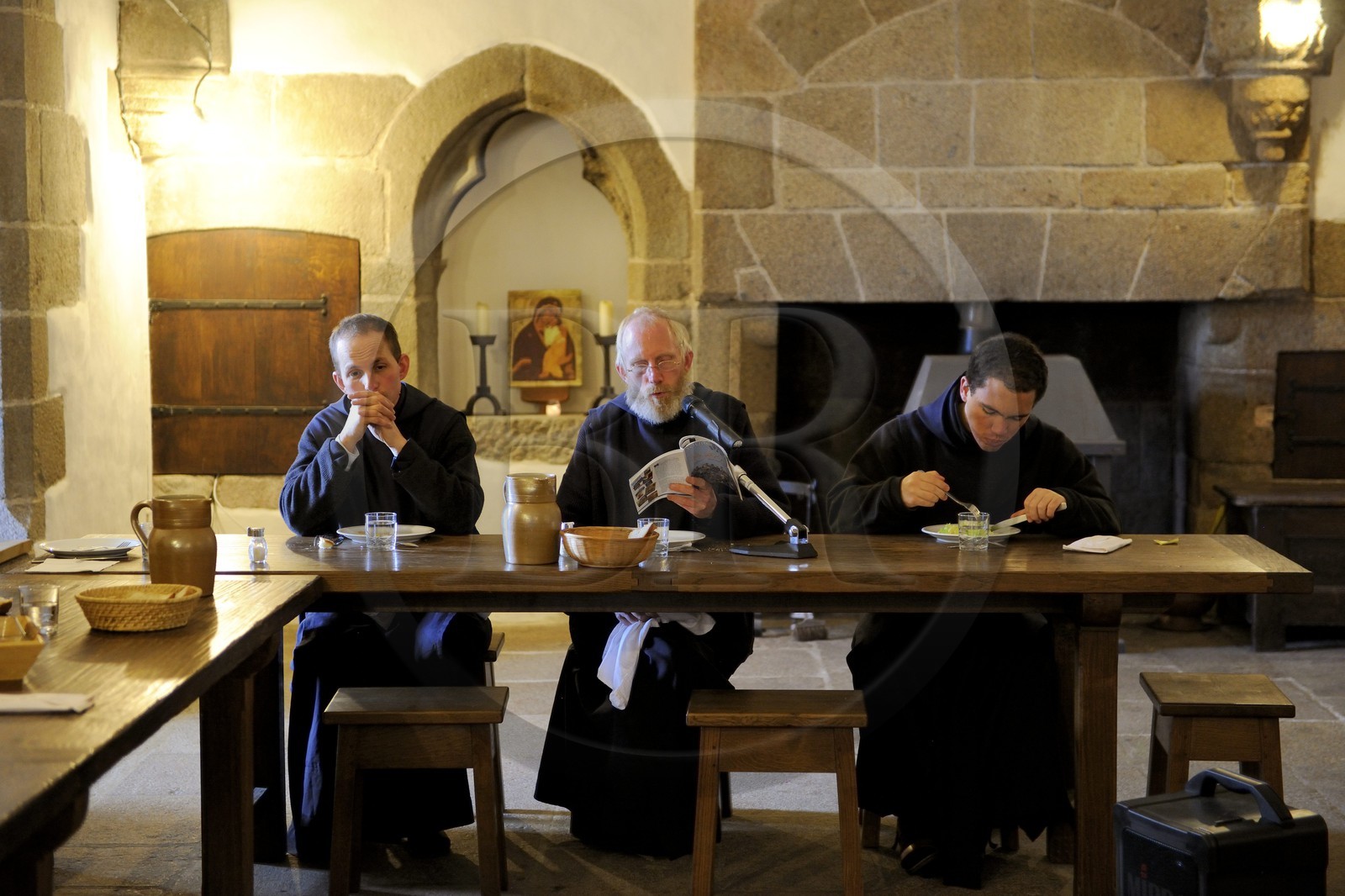 France, Manche (50), l'abbaye du Mont-Saint-Michel, classé Patrimoine Mondial de l'UNESCO, déjeuner dans le réfectoire actuel des moines des Fraternités Monastiques de Jérusalem dans les logis abbatiaux