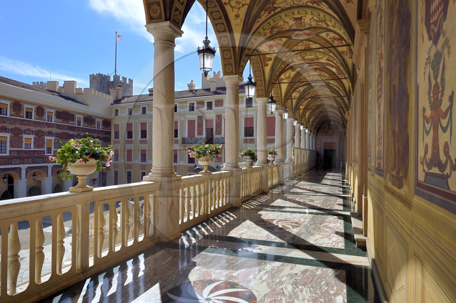 Principauté de Monaco, Monaco, le Rocher, le palais princier, galerie d'Hercule dans la cour d'honneur