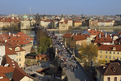 République Tchèque, Prague, centre historique classé Patrimoine Mondial de l' UNESCO, le pont Charles (Karluv Most ou Karlov Most) sur la rivière Vltava et le quartier de Kampa