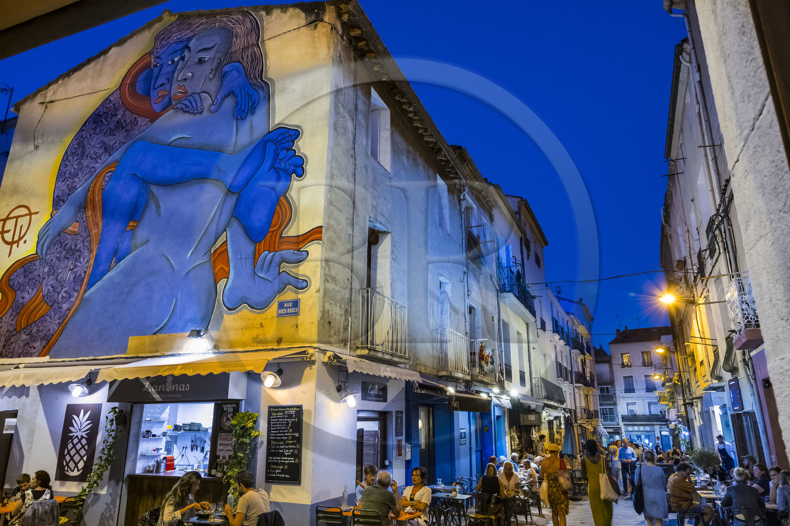 France, Herault, Sete, mural fresco which is part of the MACO (Musee à ciel ouvert) - Open-air museum, Lovers of public benches (song of G.Brassens) by the artist Stew in rue Roch Bosco (Rue de la Bibliothèque)
