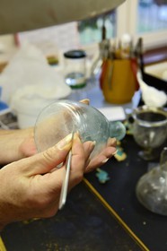 France, Isère (38), Vienne, Centre de restauration et d'étude archéologique municipal (CREAM), atelier de conservation-restauration d'objets archéologiques en métal, verre, céramique ainsi que de moulage et de conservation préventive, cruche en verre romaine probablement du Ier siècle