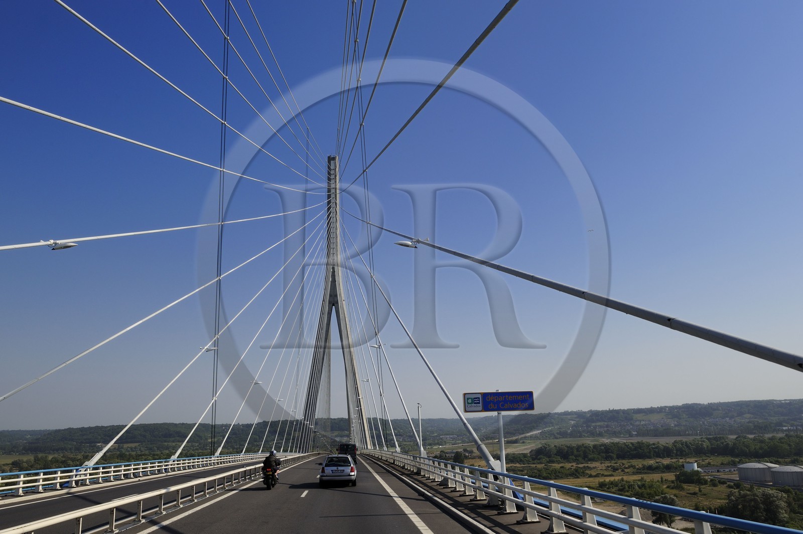 France, entre Calvados (14) et Seine-Maritime (76), le Pont de Normandie enjambe la Seine pour relier les villes de Honfleur et du Havre