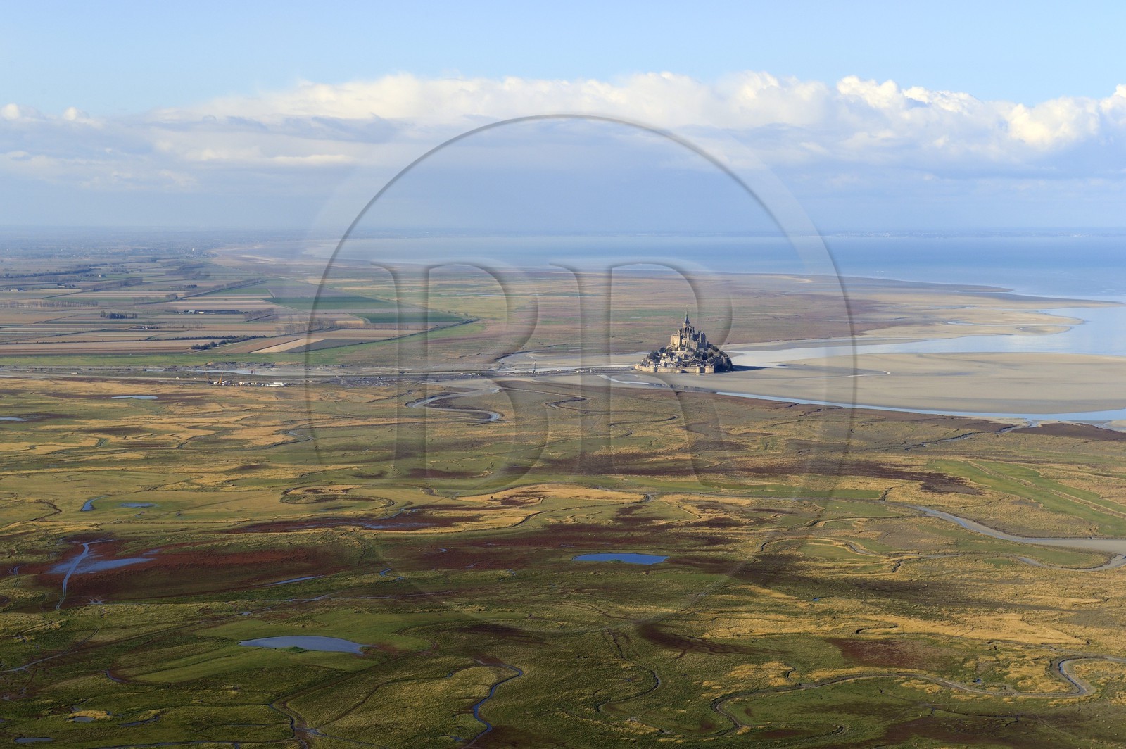 France, Manche (50), Baie du Mont-Saint-Michel, classée Patrimoine Mondial de l'UNESCO, le Mont-Saint-Michel, prés salés et bras de mer à marée basse en premier plan (vue aérienne)