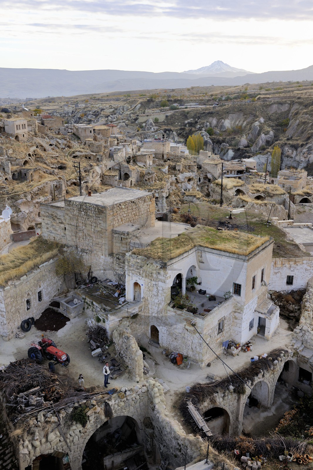 Turquie, Anatolie Centrale, province de Nevsehir, Cappadoce classée Patrimoine Mondial de l'UNESCO, le village troglodytique d' Ortahisar et le mont Argée (Erciyes Dagi) (vue aérienne)