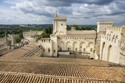 France, Vaucluse (84), Avignon, Palais des Papes classé Patrimoine mondial de l'UNESCO, le Fort Saint-André à Villeneuve-lès-Avignon en arrière plan