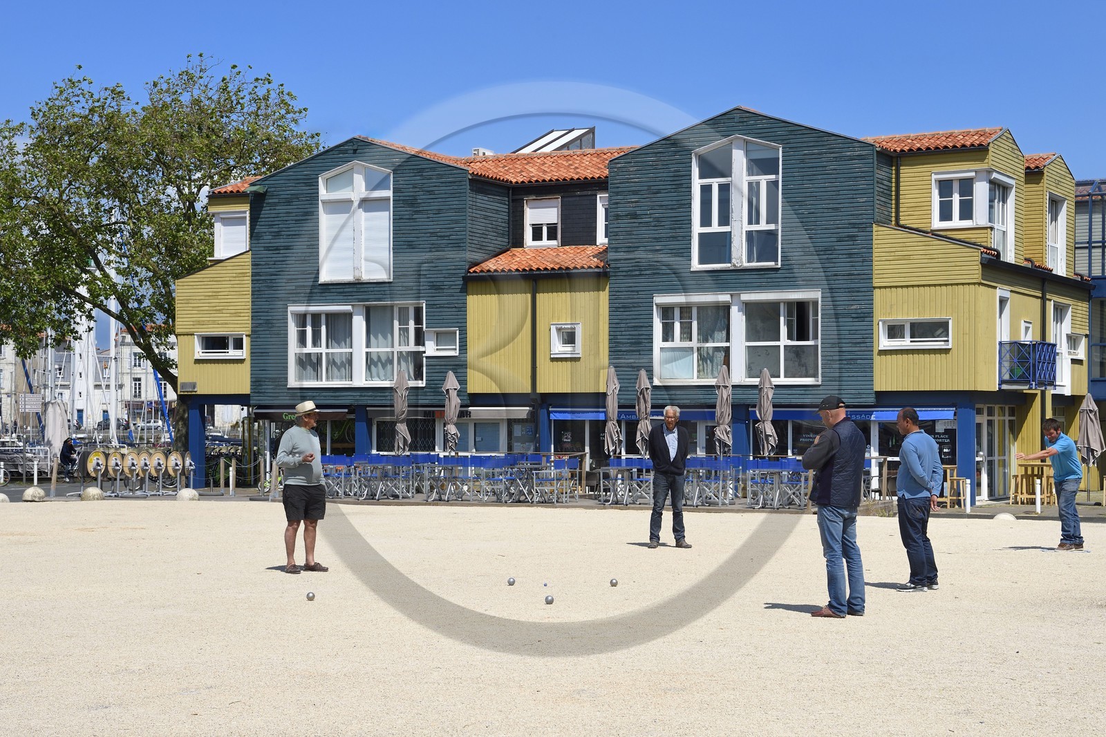 France, Charente-Maritime (17), La Rochelle, partie de pétanque sur la petite place de la rue de l'Armide au pied de la Tour Saint Nicolas