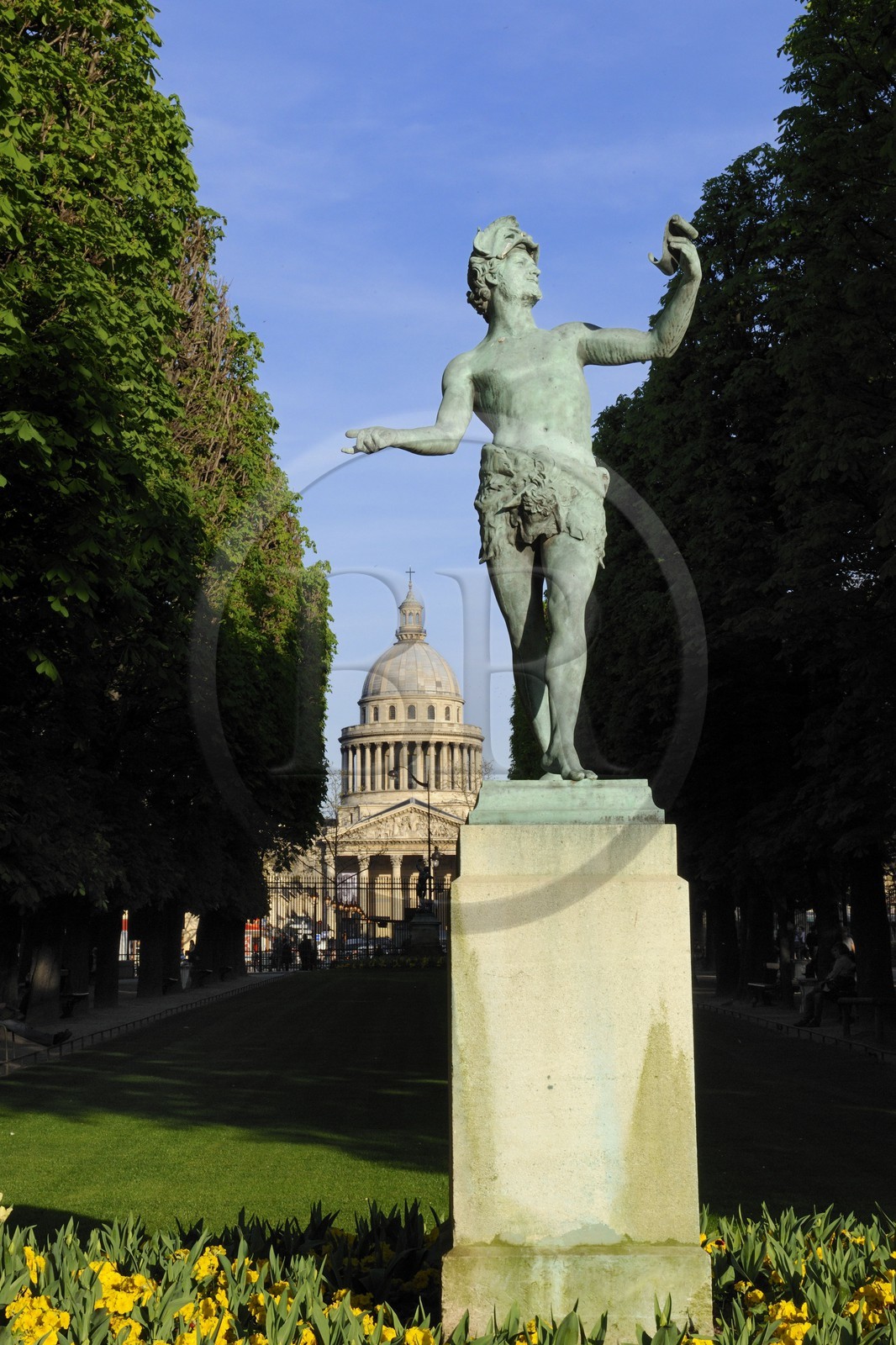 France, Paris (75), l' Acteur Grec par Charles-Arthur Bourgeois au Jardin du Luxembourg avec le Panthéon en arrière-plan