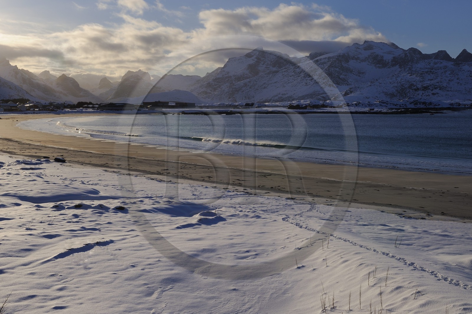 Norvège, Nordland, Iles Lofoten, plage de Ramberg sur l'Ile de Flakstad en hiver