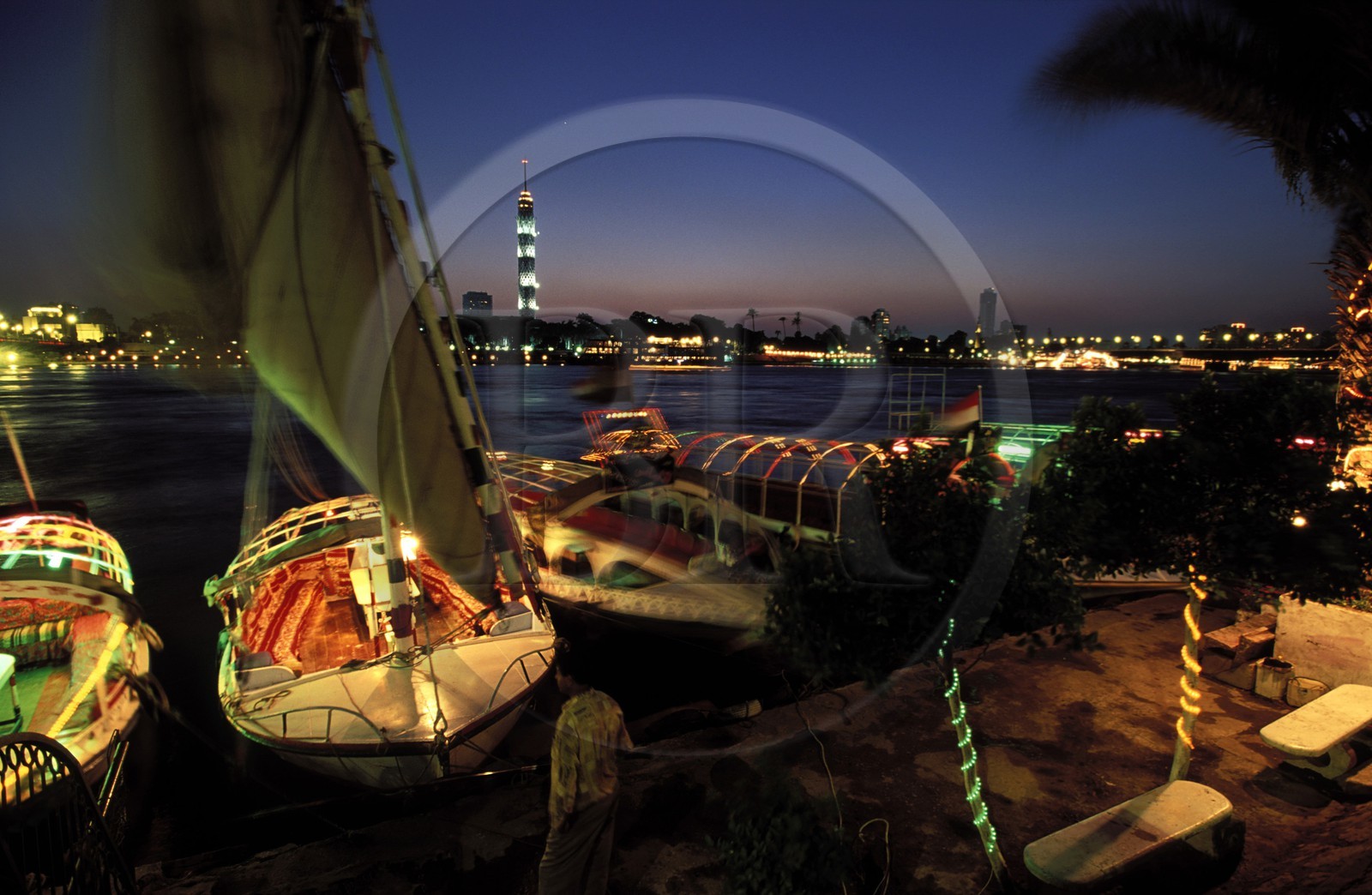 Égypte, Le Caire, felouques sur les bords du Nil à la tombée du soir et la Tour du Caire