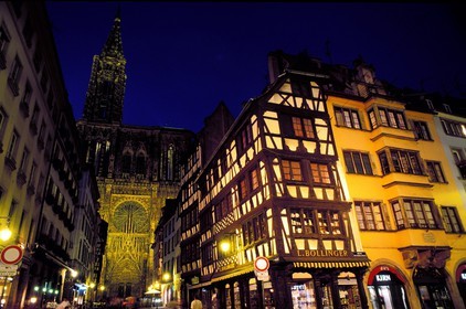 France, Bas-Rhin (67), Strasbourg, vieille ville classée au Patrimoine Mondial de l'UNESCO, la cathédrale illuminée de nuit