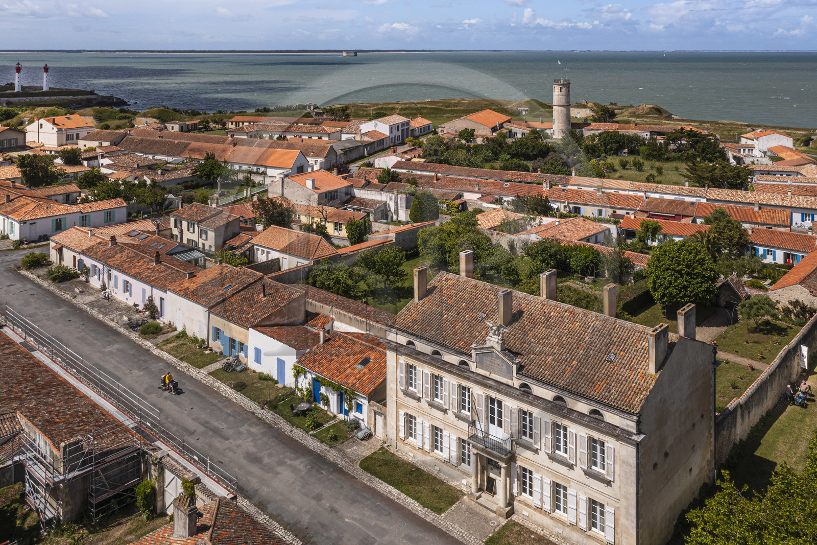 France, Charente-Maritime (17), Ile d'Aix, le bourg, le musée napoléonien dans l'ancienne maison du commandant de la place au bout de la rue Napoléon (vue aérienne)