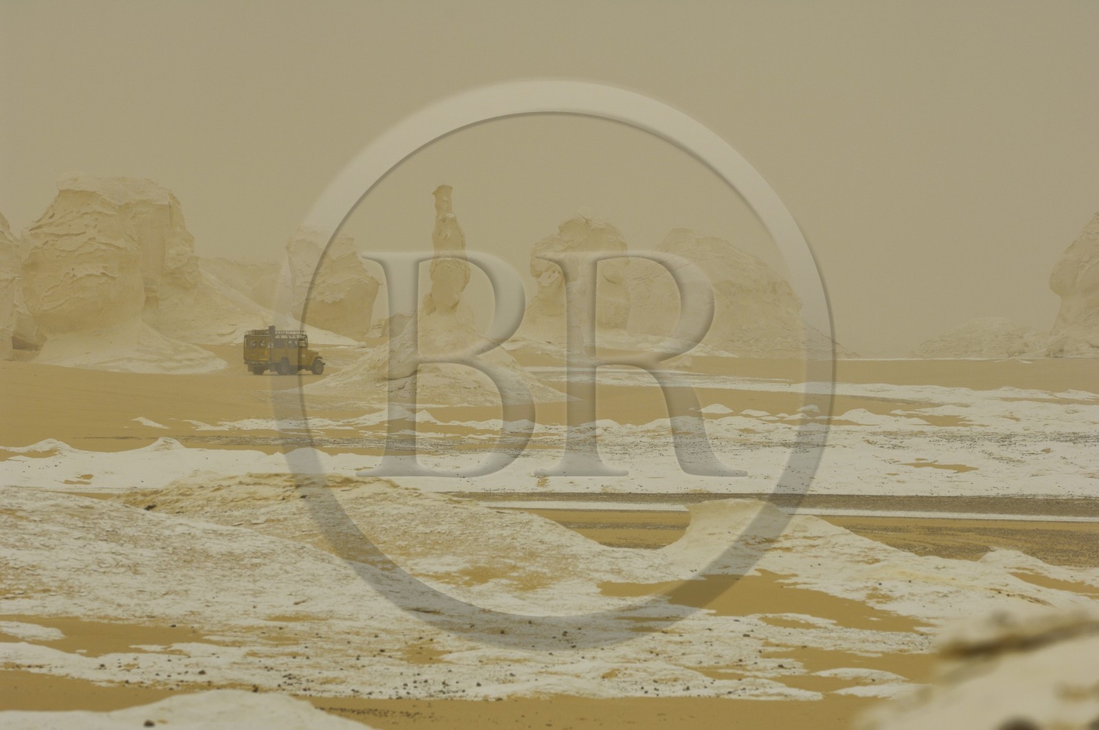 Egypte, désert libyque, tempêtre de sable dans le Désert Blanc au nord de Farafra