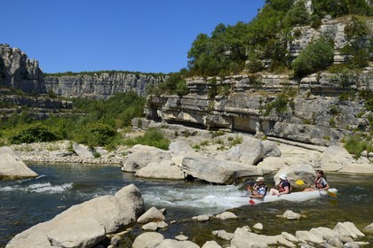 France, Ardèche (07), Ruoms, kayaks descendant la rivière Ardèche dans les défilés de Ruoms à Pradons, passage de rapides vers le cirque de Giens