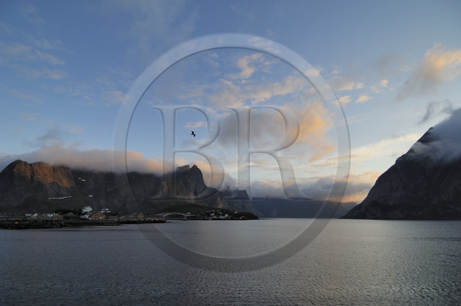Norvège, Nordland, Iles Lofoten, Ile de Moskenes, le Kjerkefjorden à Reine au soleil de minuit